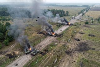 Na hraně dvou oblastí to vře: Zveřejněné záběry ruských dronových úderů na obrněnce